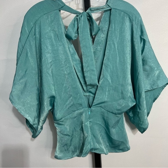 Peachpuff Flowy blouse, satin soft, bowtie back, billowy sleeves, small - Picture 2 of 9